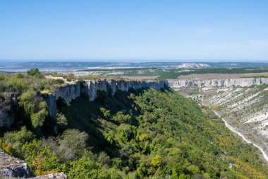 Ukrayna, Kırım Cumhuriyeti 'ndeki Chufut-Kale mağarasından panoramik dağ manzarası. Güneşli bir gün, 28 Eylül 2020.
