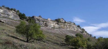 Ukrayna 'nın Kırım Cumhuriyeti' ndeki Chufut-Kale mağarası. Güneşli bir gün, 28 Eylül 2020.