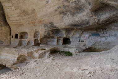 Ukrayna 'nın Kırım Cumhuriyeti' ndeki Bakhchisarai 'deki antik Hıristiyanların mağara şehri Kachi Kalon. Güneşli bir gün, 28 Eylül 2020.