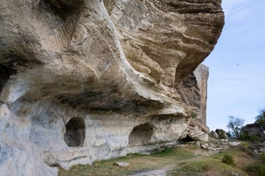 Ukrayna 'nın Kırım Cumhuriyeti' ndeki Bakhchisarai 'deki antik Hıristiyanların mağara şehri Kachi Kalon. Güneşli bir gün, 28 Eylül 2020.