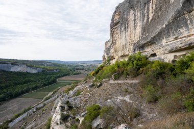 Ukrayna 'nın Kırım Cumhuriyeti' ndeki Bakhchisarai 'deki antik Hıristiyanların mağara şehri Kachi Kalon. Güneşli bir gün, 28 Eylül 2020.