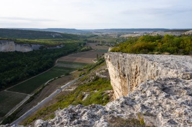 Ukrayna 'nın Kırım Cumhuriyeti' ndeki Bakhchisarai 'deki Kachi Kalyon mağarasının dağ manzarası. Güneşli bir gün, 28 Eylül 2020.