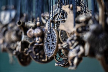 Ukrayna, Kırım Cumhuriyeti, Sudak 'taki Ceneviz kalesindeki Çarşıda tılsımlar. 4 Ekim 2020 akşamı,.