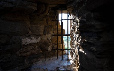 Ukrayna, Kırım Cumhuriyeti, Sudak 'taki Ceneviz Kalesi' nin penceresi. 4 Ekim 2020 akşamı,.