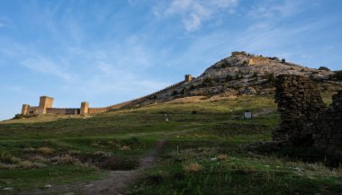 Sudak 'taki Ceneviz kalesi, Kırım Cumhuriyeti, Ukrayna. 4 Ekim 2020 akşamı,.