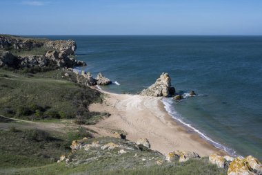 Ukrayna, Kırım Cumhuriyeti 'ndeki Karalarsky doğa parkı. Güneşli bir gün, 8 Ekim 2020.
