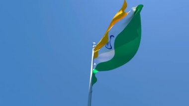 Hindistan bayrağı mavi gökyüzüne karşı rüzgarda dalgalanıyor.