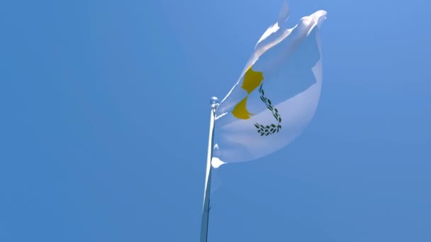 Die zyprische Nationalflagge weht im Wind vor blauem Himmel — Stockvideo