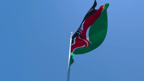 La bandiera nazionale del Kenya sventola nel vento contro un cielo blu — Video Stock