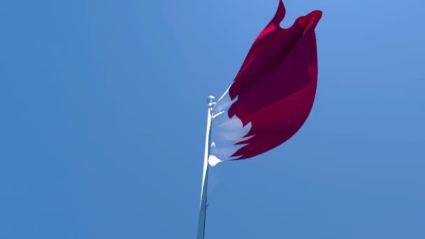 La bandera nacional de Qatar ondea en el viento contra un cielo azul — Vídeos de Stock