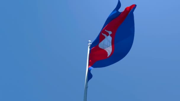 A bandeira nacional do Camboja está voando no vento contra um céu azul — Vídeo de Stock