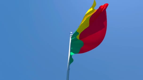 Benin 'in ulusal bayrağı mavi gökyüzüne karşı rüzgarda dalgalanıyor. — Stok video