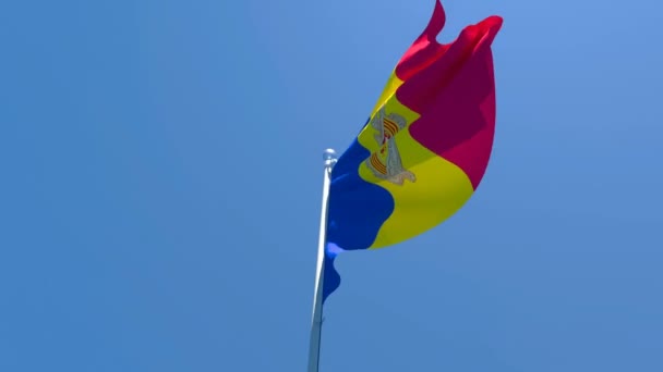 De nationale vlag van Andorra vliegt in de wind tegen een blauwe lucht — Stockvideo