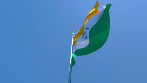 La bandera nacional de la India ondea en el viento contra un cielo azul — Vídeos de Stock