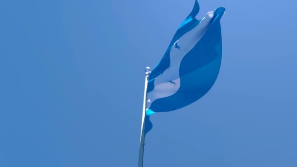 La bandera nacional de Honduras ondea en el viento contra un cielo azul — Vídeos de Stock