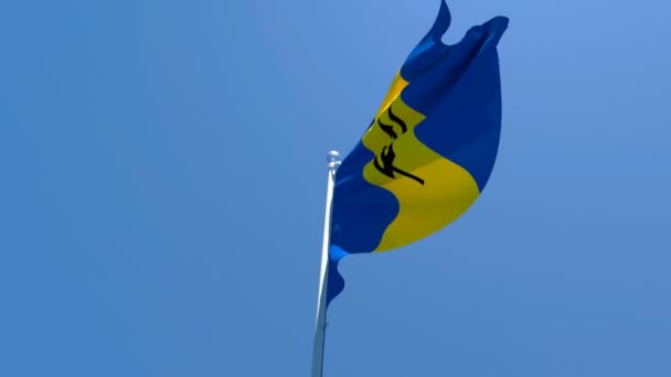 Barbados 'un ulusal bayrağı mavi gökyüzüne karşı rüzgarda dalgalanıyor. — Stok video