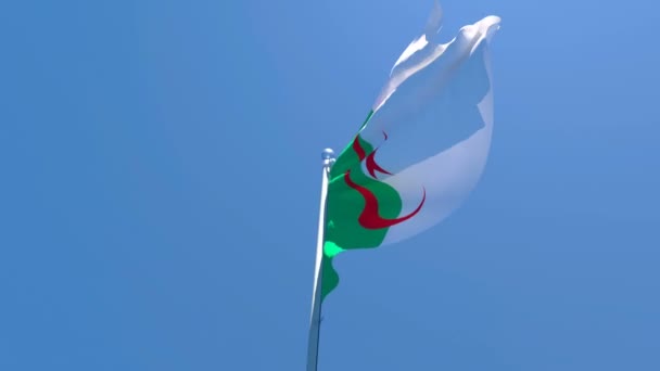 La bandera nacional de Argelia ondea en el viento contra un cielo azul — Vídeos de Stock