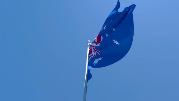 Australská národní vlajka vlaje ve větru proti modré obloze — Stock video
