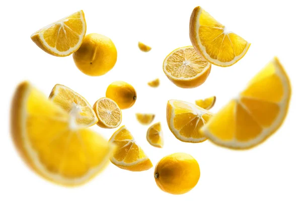Gula citroner levitera på en vit bakgrund — Stockfoto