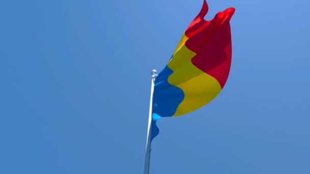 Die Nationalflagge des Tschad weht im Wind vor blauem Himmel — Stockvideo