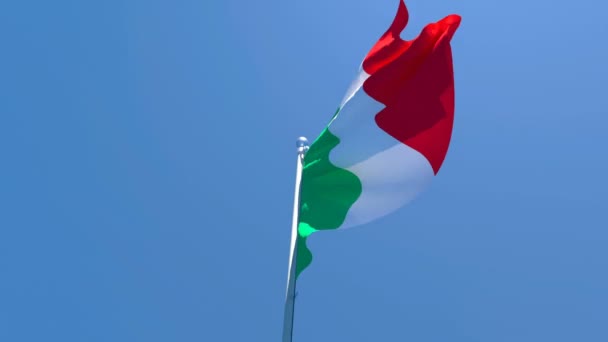 La bandiera nazionale d'Italia sventola nel vento contro un cielo blu — Video Stock