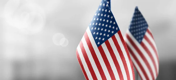 Małe flagi narodowe Stanów Zjednoczonych na jasnym, rozmytym tle — Zdjęcie stockowe