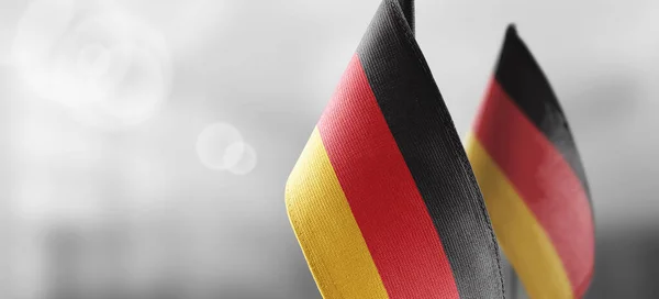 Pequenas bandeiras nacionais da Alemanha em um fundo embaçado — Fotografia de Stock