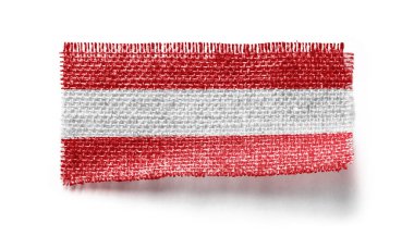 Beyaz arka planda bir kumaş parçasında Avusturya bayrağı
