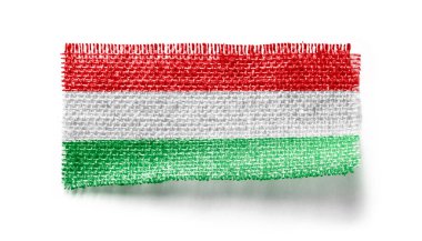 Beyaz arka planda bir kumaş parçasında Macaristan bayrağı