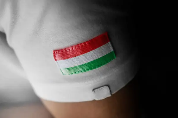 Patch av Ungerns nationella flagga på en vit t-shirt — Stockfoto