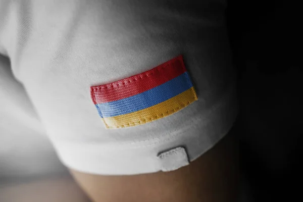 Parche de la bandera nacional de Armenia en una camiseta blanca — Foto de Stock