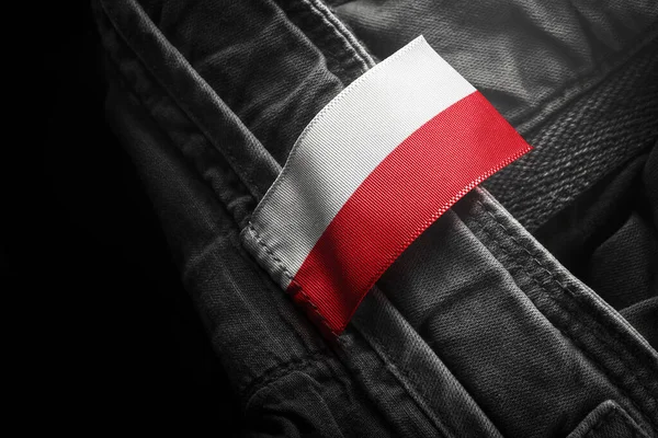 Tag auf dunkler Kleidung in Form der polnischen Flagge — Stockfoto