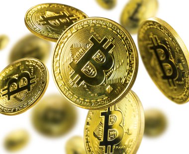 Beyaz zemin üzerinde uçan altın Bitcoin sikkeleri