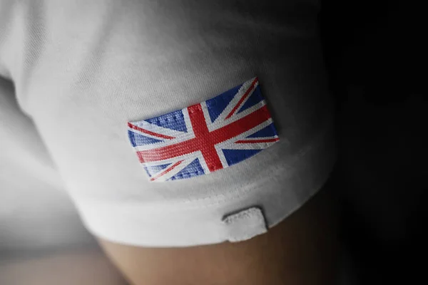 白いTシャツに英国の国旗のパッチ — ストック写真