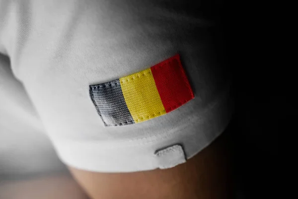 Patch della bandiera nazionale del Belgio su una t-shirt bianca — Foto Stock