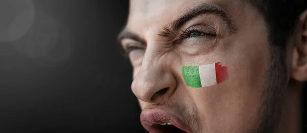 En skrikande man med bilden av Italiens flagga i ansiktet — Stockfoto