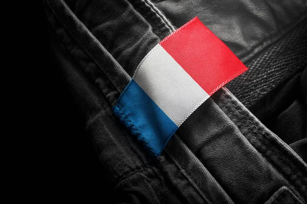 Étiquette sur vêtements sombres sous la forme du drapeau de la France — Photo