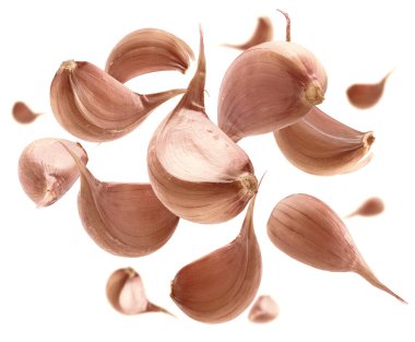 Sarımsak karanfilleri beyaz arkaplanda havaya yükselir