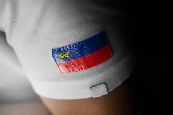 Patch della bandiera nazionale del Liechtenstein su una t-shirt bianca — Foto Stock