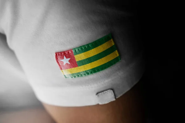 Patch van de nationale vlag van Togo op een wit t-shirt — Stockfoto