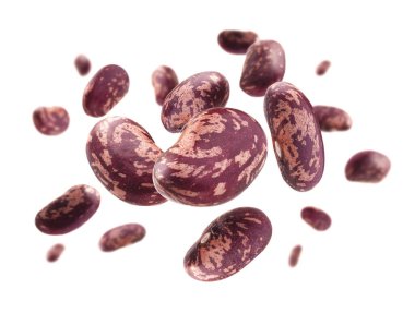 Kırmızı fasulyeler beyaz arka planda uçar..