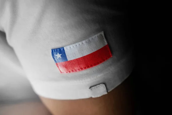 Patch av den nationella flaggan i Chile på en vit t-shirt — Stockfoto