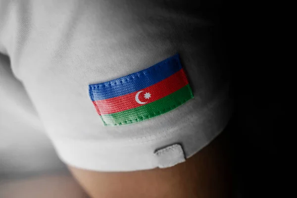 Aufnäher der aserbaidschanischen Nationalflagge auf einem weißen T-Shirt — Stockfoto