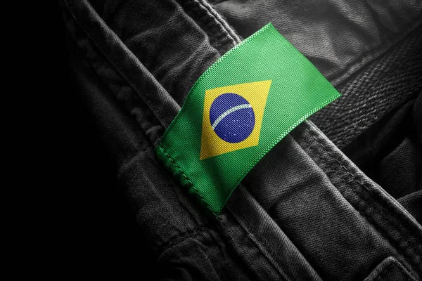 Tag auf dunkler Kleidung in Form der Flagge Brasiliens — Stockfoto