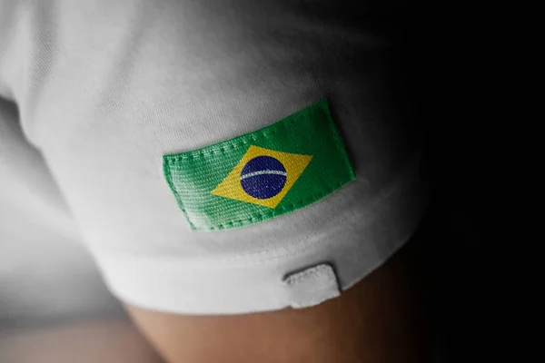 Aufnäher der Nationalflagge Brasiliens auf einem weißen T-Shirt — Stockfoto