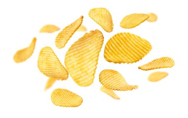 Flütlü patates cipsi beyaz arka planda uçar.