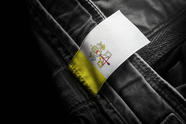 Метка на темной одежде в виде флага Ватикана — стоковое фото