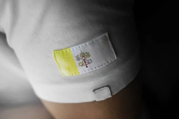 Patch da bandeira nacional do Vaticano em uma camiseta branca — Fotografia de Stock