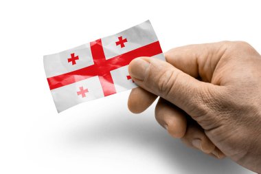 Elinde ulusal bayrak olan bir kart tutuyordu.