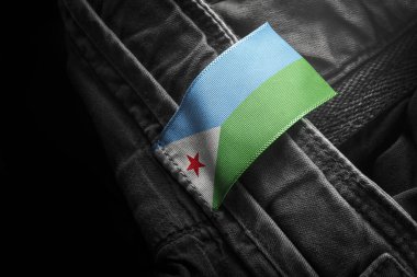 Cibuti bayrağı şeklinde koyu renk giysiler giyin.